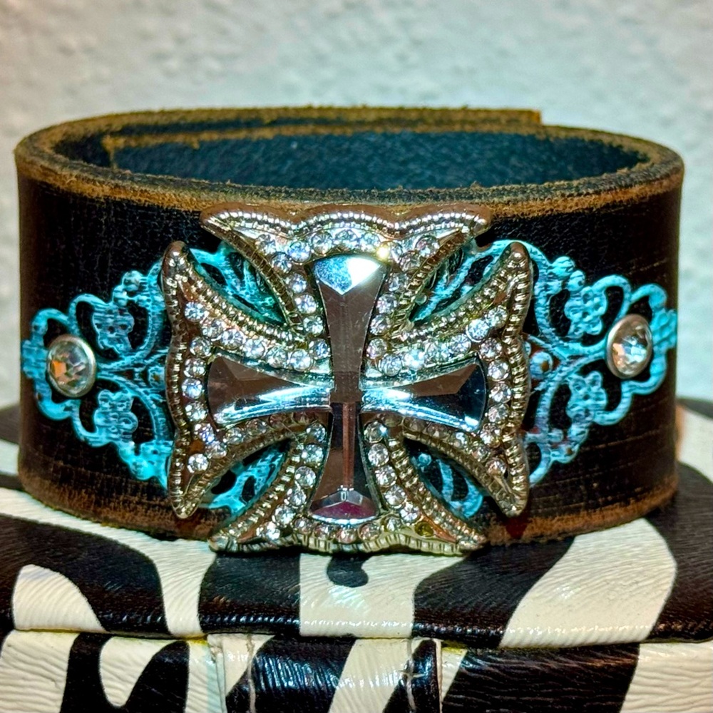 Leather Cuff Bracelet Rhinestone Cross Medallion Turquoise Accents Rodeo Luxe - Picture 5 of 9